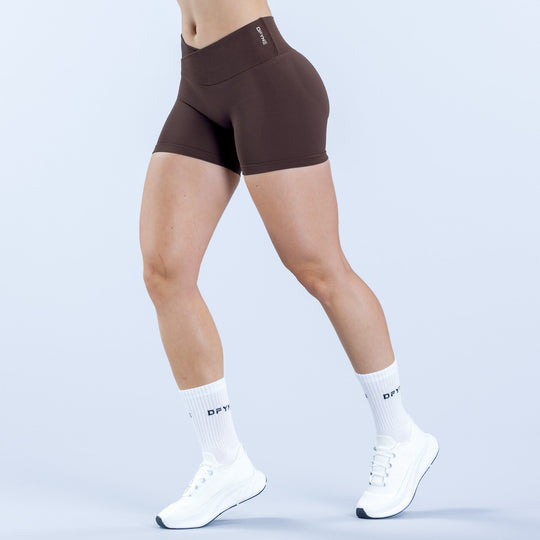 4.5-inch athletic shorts in dark brown, fitted with mid-rise waistband